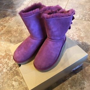NWB Woman’s Ugg Bailey Bow 2 Velvet Ribbon Size 6